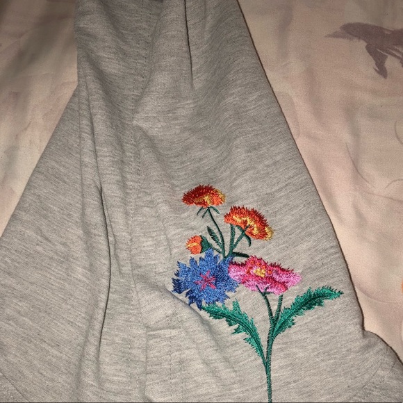 Cute spring Flower embroidered sweater - Picture 4 of 6